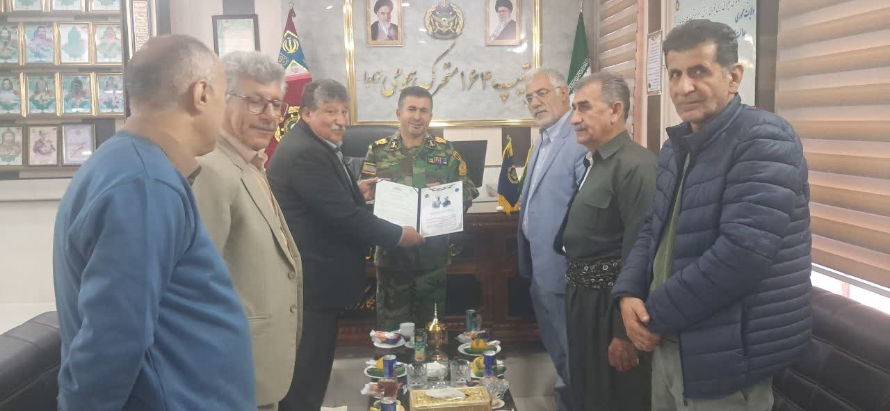 اهدای لوح تبریک ترفیع فرمانده تیپ ۱۶۴ متحرک هجومی نزاجا