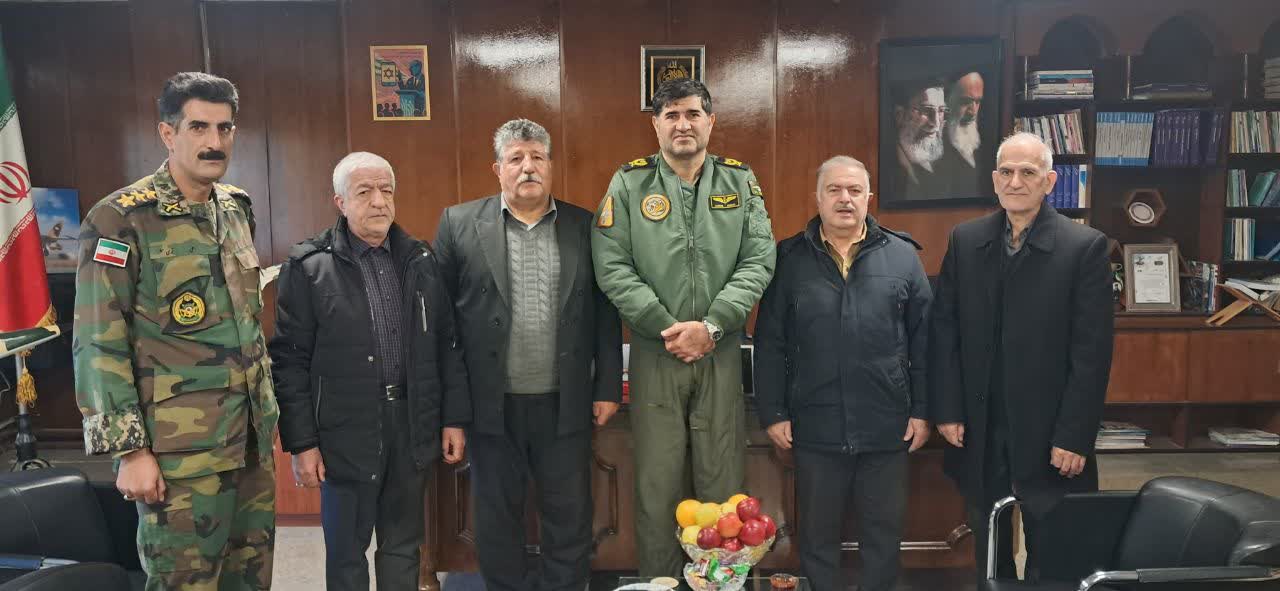 اهدای لوح تبریک ترفیع جانشین پایگاه دوم هوایی شهید سرلشکر فکوری نهاجا در تبریز