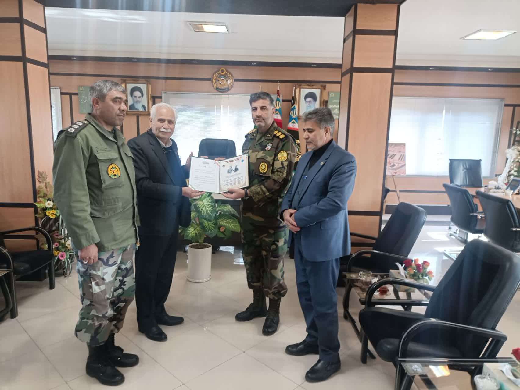 اهدای لوح تبریک انتصاب فرمانده مرکز تربیت و آموزش ۰۴ بیرجند