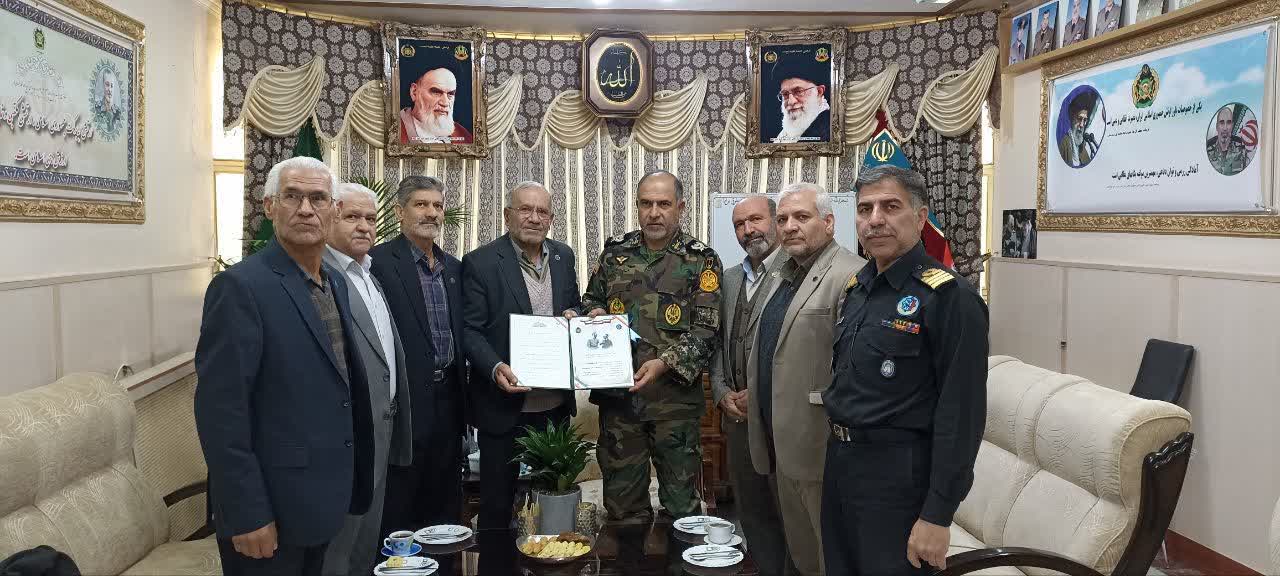 اهدای لوح تبریک انتصاب فرمانده و جانشین مرکز قرارگاه جنوب شرق