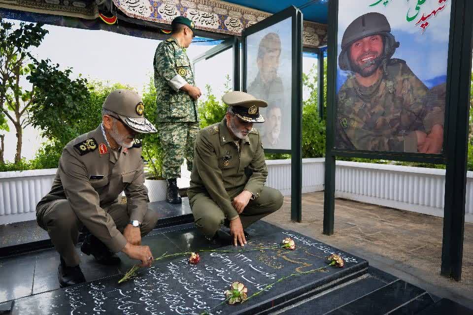شهید موسوی و شهید شیرازی در مزار شهید صیاد شیرازی قهرمان مرصاد